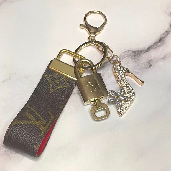 Louis Vuitton Lock & Key #320 w/ Handmade LV Canvas Loop & Shoe Charm Keychain - Picture 3 of 6